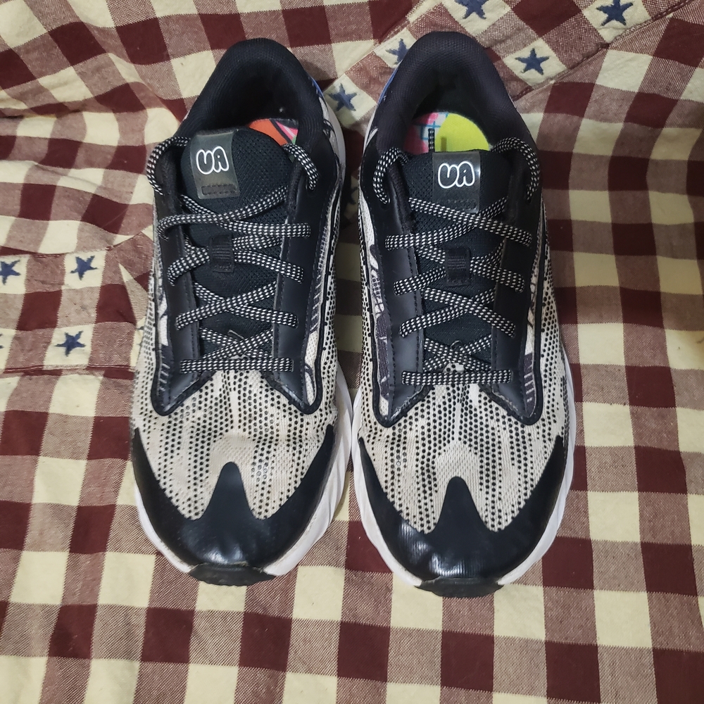 Under Armour Boys Youth Size 5.5 Black and Gray Athletic Shoes